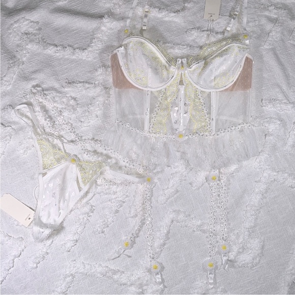 NWT 2 Pc For Love & Lemons 3D Daisy Bustier W/ Garters & Panty Set Sz 36C/L - Picture 10 of 16